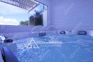 einen Whirlpool mit Sprühwasser in der Unterkunft GD Case Vacanza - Suite del Conte - Salento Luxury Private Suite Idromassaggio in Specchia