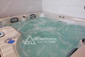 ein Whirlpool mit grünem Wasser darin in der Unterkunft GD Case Vacanza - Suite del Conte - Salento Luxury Private Suite Idromassaggio in Specchia + 25 Fotos