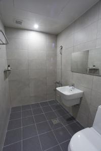 y baño con aseo y lavamanos. en Hotel The May en Gwangju