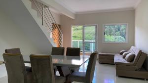 a dining room with a table and chairs at Cobertura Duplex 301 espaçoso e com vista para as montanhas in São Lourenço