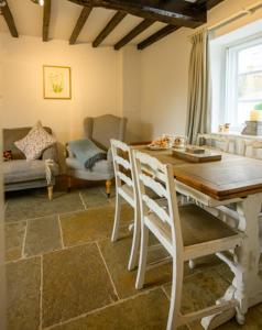 Posezení v ubytování Pear Tree Cottage in the Cotswolds