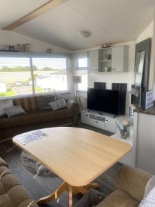 TV a/nebo společenská místnost v ubytování Crossfield Lodge + 36 fotografií