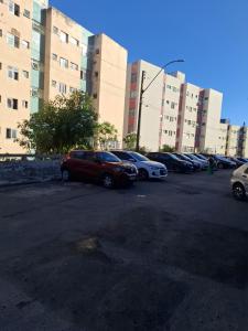 una fila de autos estacionados en un estacionamiento en Quarto no Rio Vermelho laranja, en Salvador