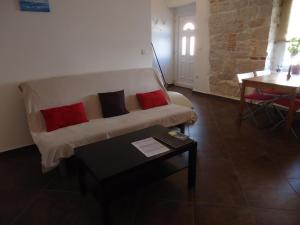 sala de estar con sofá y mesa en Apartment Alba, en Funtana