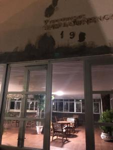 - Vistas al exterior de un restaurante con mesas y ventanas en Quarto no Rio Vermelho laranja, en Salvador 12 fotos más