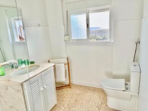 ein weißes Badezimmer mit Waschbecken und Toilette in der Unterkunft CASA n'A COSTA in Trafaria