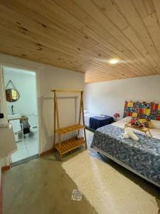 um quarto com uma cama e um banheiro em Aconchego Penedo em Penedo