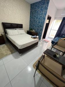 a bedroom with a bed and a table in it at Hermoso Departamento Céntrico con piscina in Trinidad +1 photo