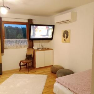 Rúm í herbergi á Apartmaji BORŠTNER