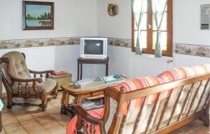 a living room with a couch and a tv at 3 Bedroom Amazing Home In Hames Boucres in Hames-Boucres