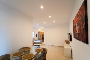 ein Esszimmer und ein Wohnzimmer mit Tisch und Stühlen in der Unterkunft SunSands Benalmádena Nr 3 in Benalmádena + 7 Fotos