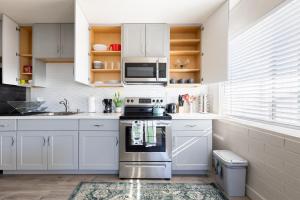 Kuchyň nebo kuchyňský kout v ubytování 2BR Condo Walking Distance To Downtown Gilbert