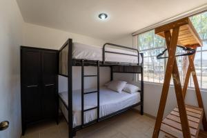 two bunk beds in a room with a window at Departamento El Dorado in Santa Cruz Huatulco