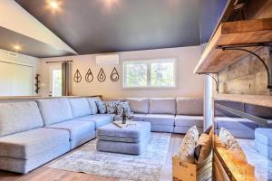 Ruang duduk di Family cottage with SPA and lake - 25 mins from Qc