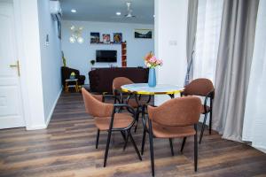 Un comedor con mesa y sillas en No4 Wisdom Court, en Accra