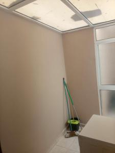 a room with a white wall and a ceiling at aggens immobiler nador in Nador