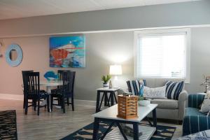 Posezení v ubytování Pool and Beach Access Villa on Hilton Head Island