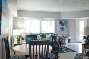 Posezení v ubytování Pool and Beach Access Villa on Hilton Head Island