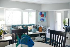 Posezení v ubytování Pool and Beach Access Villa on Hilton Head Island