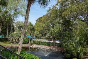 Zahrada ubytování Pool and Beach Access Villa on Hilton Head Island