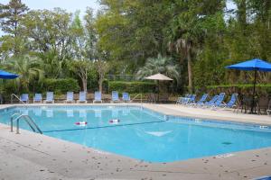 Bazén v ubytování Pool and Beach Access Villa on Hilton Head Island nebo v jeho okolí