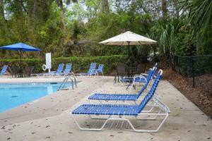Bazén v ubytování Pool and Beach Access Villa on Hilton Head Island nebo v jeho okolí