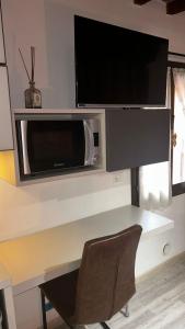 A television and/or entertainment centre at Smartroom LuLa Még 29 kép
