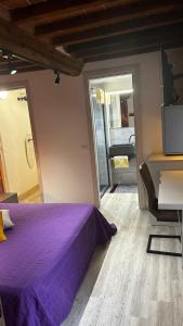 A bed or beds in a room at Smartroom LuLa
