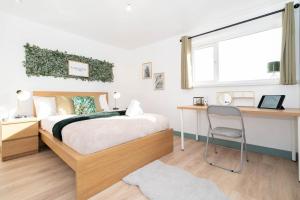 Postel nebo postele na pokoji v ubytování Spacious, Chic Townhouse with Parking&Garden