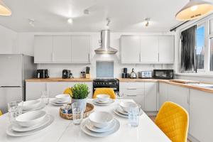 Kuchyň nebo kuchyňský kout v ubytování Spacious, Chic Townhouse with Parking&Garden + 17 fotografií