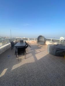 un balcon avec une table et des chaises et l'océan dans l'établissement חופשה מושלמת על הכנרת, à Tel Aviv