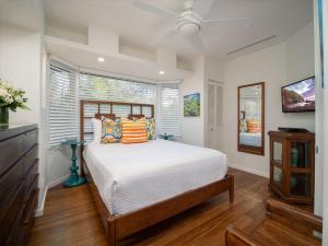 ein Schlafzimmer mit einem Bett und einem Fenster in der Unterkunft Remodeled Beachfront Estate, Magnificent Mango Surf in Kihei + 32 Fotos