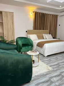 Chrispol hotel and suites房間的床