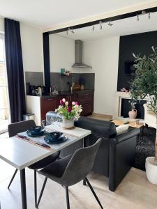 a living room with a table and a couch at Privatunterkunft in Gronau in Spechtholzhock