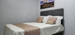 Una cama o camas en una habitación de Confortável apt em Parauapebas 15 fotos más