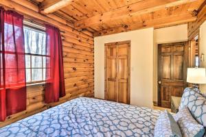 ein Schlafzimmer mit einem Bett in einem Zimmer mit Holzwänden in der Unterkunft The Log Cabin at Equestrian House PA in Pleasant Mount