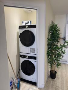 Appt Ideal groupes, prox Eurexpo في سانت-بريست: اثنين من الميكروويف مكدسين فوق بعضهما في غرفة +9 صور