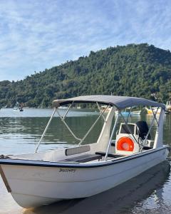 Naturlandskabet i nærheden af båden