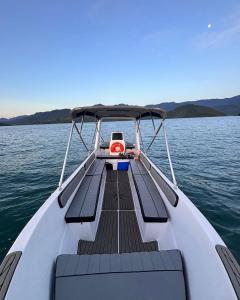 Naturlandskabet i nærheden af båden