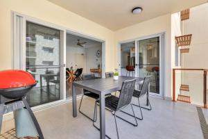 Area soggiorno di Darwin Inner City Oasis 2 Bed Apt