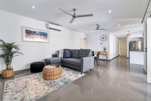 Area soggiorno di Darwin Inner City Oasis 2 Bed Apt