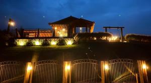 圣特雷莎Chalé Villa Di Mavi - Santa Teresa的夜晚院子里灯火通明的房子