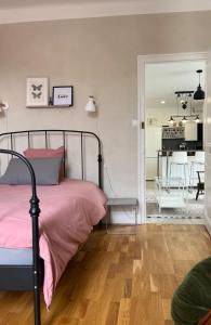 una camera da letto con un letto e una sala da pranzo di La Cité Guillemaud 1930, parking, balcon et wifi a Vienne