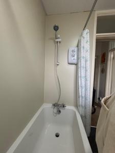 Ένα μπάνιο στο Spacious comfy flat near Airport and Altrincham