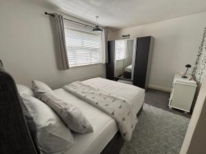 Ένα ή περισσότερα κρεβάτια σε δωμάτιο στο Spacious comfy flat near Airport and Altrincham
