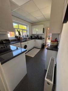 Η κουζίνα ή μικρή κουζίνα στο Spacious comfy flat near Airport and Altrincham