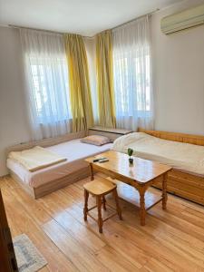 A bed or beds in a room at Guest House Elegance