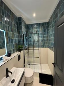 Un baño con inodoro, ducha y lavabo. en Modern 1-Bed Apartment in Prime Location, en Sale 6 fotos más