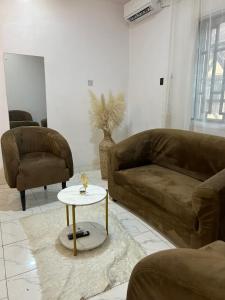 Chrispol hotel and suites休息區