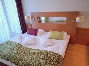 Ένα ή περισσότερα κρεβάτια σε δωμάτιο στο Ruhe & Wellness ! BAD WALTERSDORF Thermen-Apartment mit direktem Spa-Zugang +9 φωτογραφίες